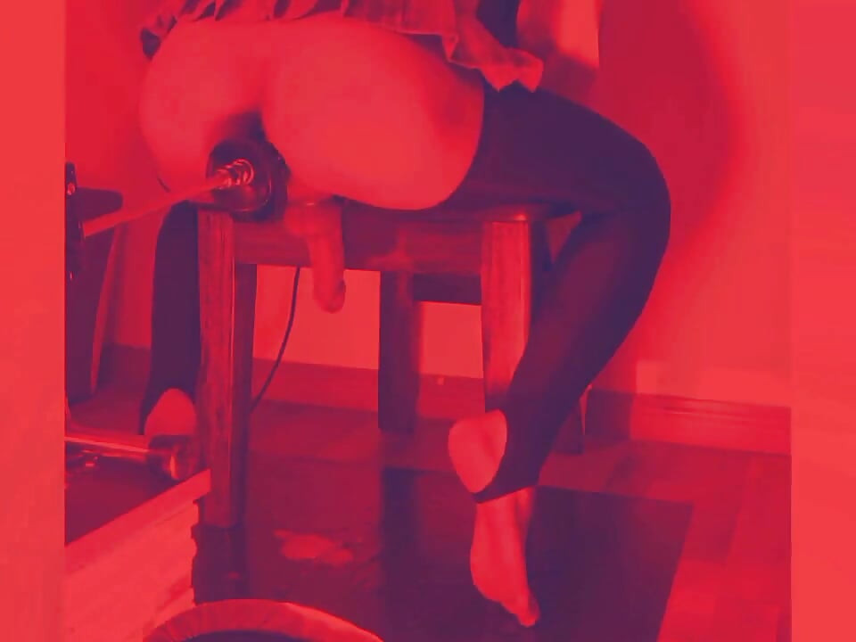 Femboy fodida duro por este enorme consolo até eu gozar leite