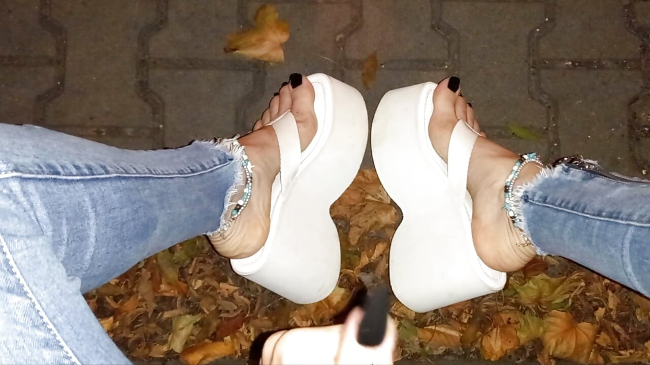 Night walk in my ripped skinny jeans & ultra-high white platform flip-flops, showing off my painted toes