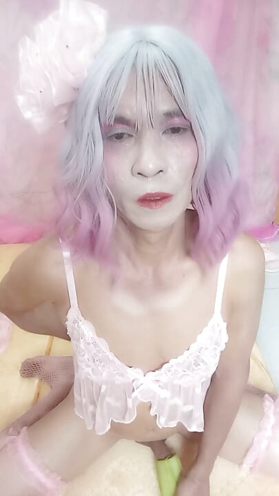 Transseksüel oanh le seksi bir elbise giyiyor ve mastürbasyon yapıyor.