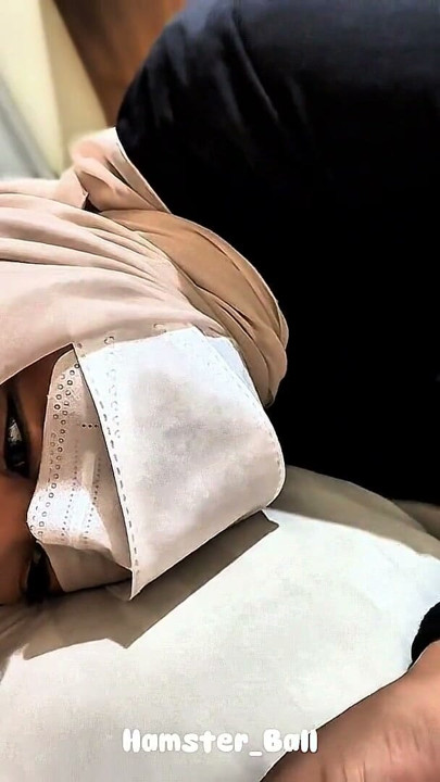 Utro uskyldig 18 år gammel muslimsk jente som ba om å bli lært å masturbere | Klipp 1