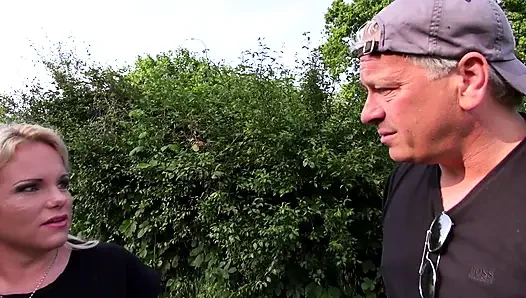 Sexy blondine mit tätowierungen wird im auto und im freien gefickt