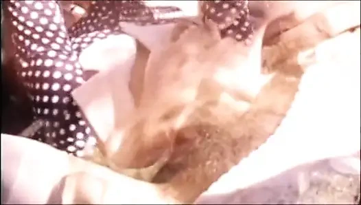 Klasik porno: iki genç fahişe açık havada John Holmes'un yarağıyla sikişiyor