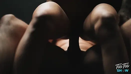 Si cantik rambut cokelat dientot sama orang asing di klub malam - glory hole