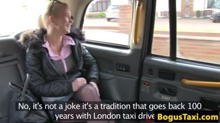 Doorboorde Tsjechische taxi babe pik zuigt taxichauffeur pov