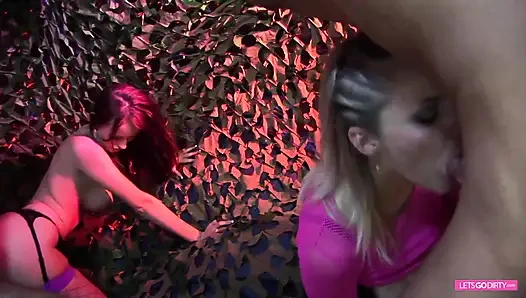 Vollbusige schätzchen genießen es in swinger-orgie