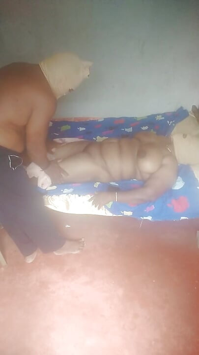 Bărbat în spectacol de masaj cu doamnă
