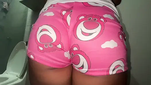 Aku menempelkan dildo saya sepenuhnya dan mengerang seperti pelacur