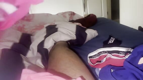 パンツとパンティの中にチンコを入れてベッドで遊ぶ