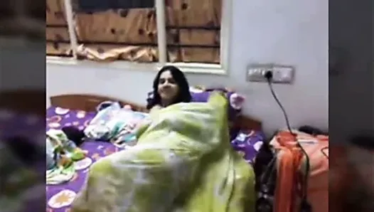Indian bhabhi show boobs and pussy her dewaar