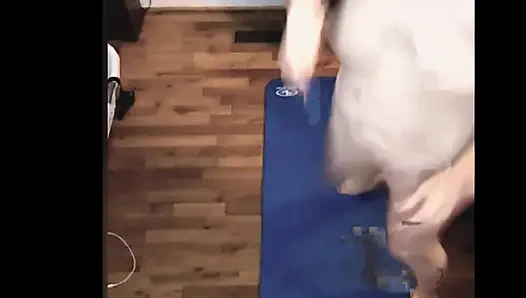 Tante super semok lagi asik latihan yoga sambil bugil!