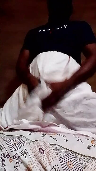 Біла спідниця, сині трусики червоні