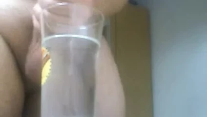 In ein Wasserglas wichsen