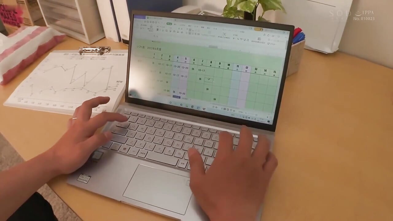 Sevimli kısa saçlı kadın iş arkadaşıyla seks yapıyor, oral seks becerileri gerçekten iyi. Bölüm 2