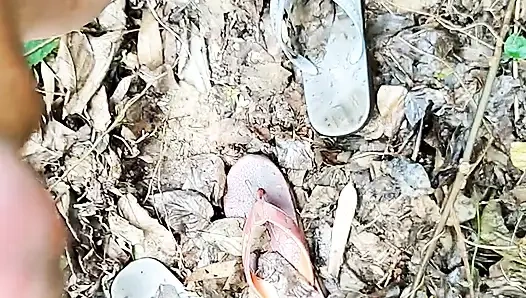 Hari ini kami pergi ke hutan, bertemu bhabhi di sana dan kemudian berhubungan seks