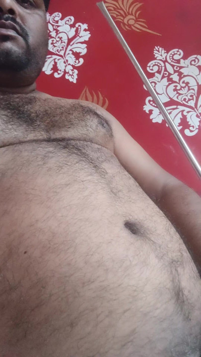 Zreli muškarac nežno trlja svoj kurac
