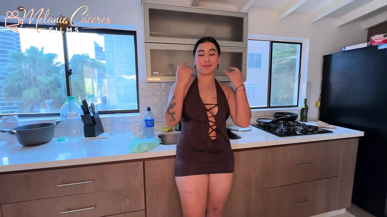 Nữ diễn viên khiêu dâm bị con cu khổng lồ đụ trong khi ngôi nhà vắng vẻ - Emily Fox