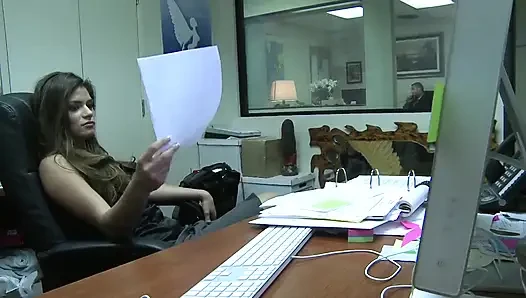 Uzun saçlı sürtük ofis masasında yarağa biniyor