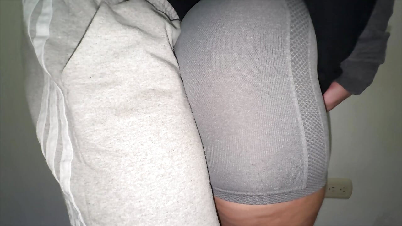 Estranho Toca Sua Bunda E Fica Duro Pela Mão De Uma Garota Desconhecida