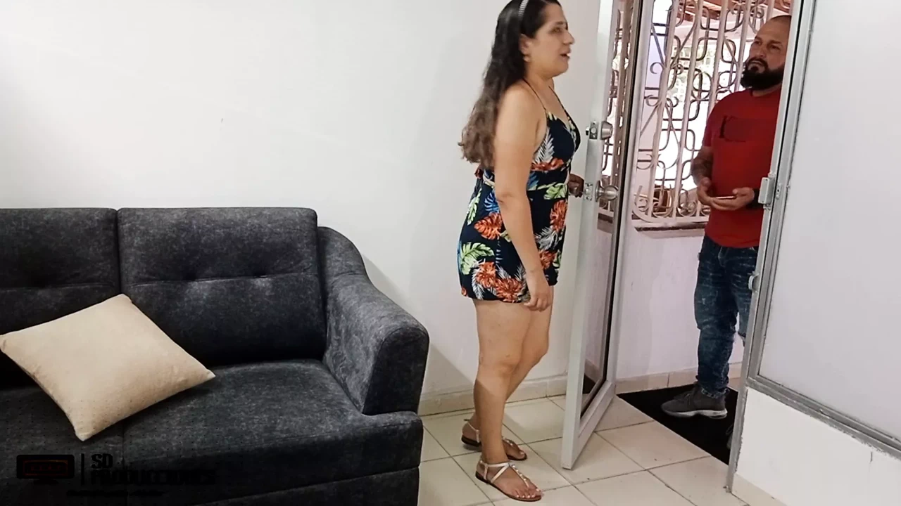 我的岳母假装是我的女朋友，我们最终操了