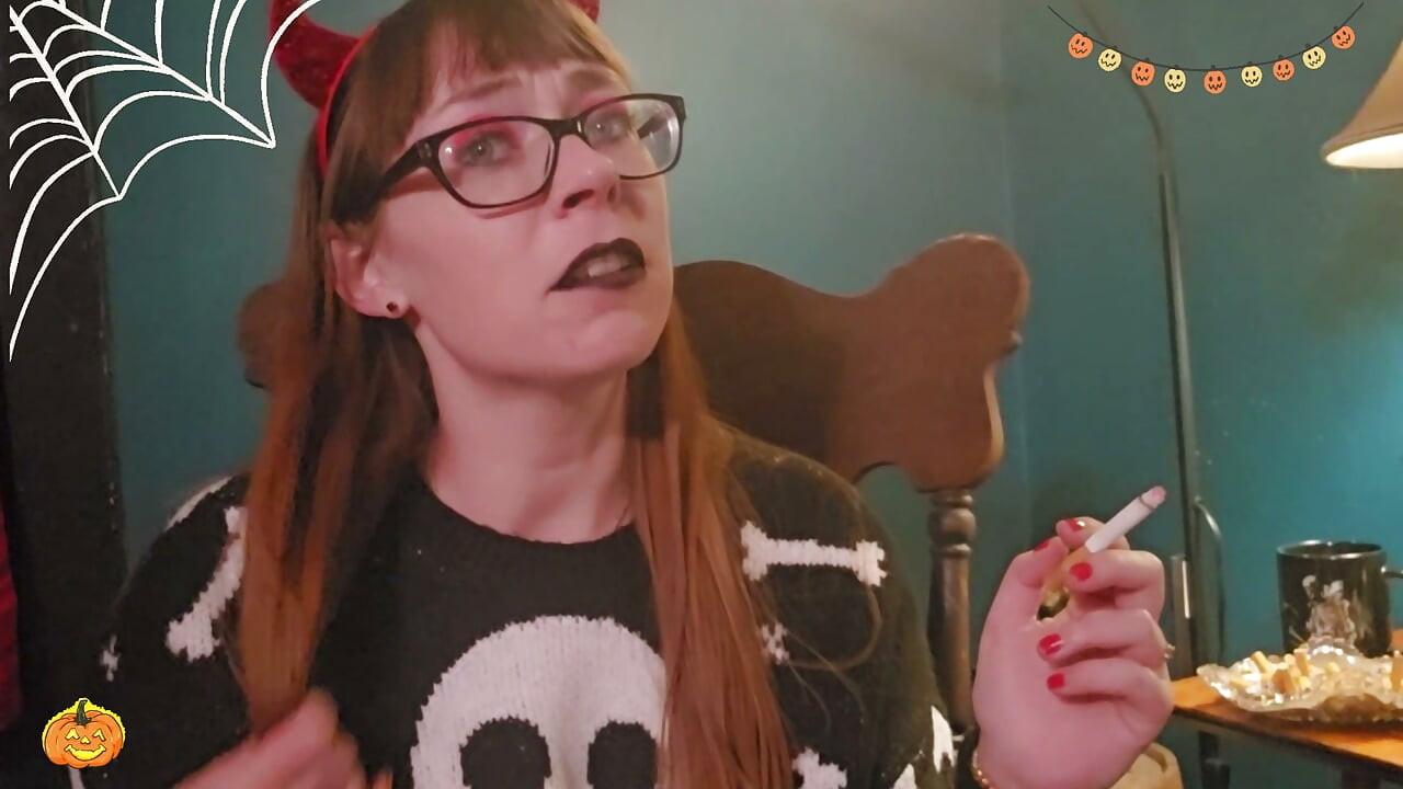 Te deseo un feliz Halloween mientras fumo con un suéter