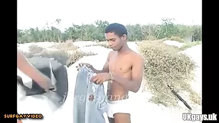 Masa lapang kembar comel di pantai