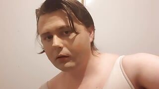 La trans australiana mostra le tette ed inizia a tirare il suo cazzo