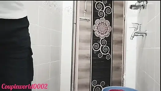 Pakistanische klempnerin chudai, indische hausfrau im badezimmer