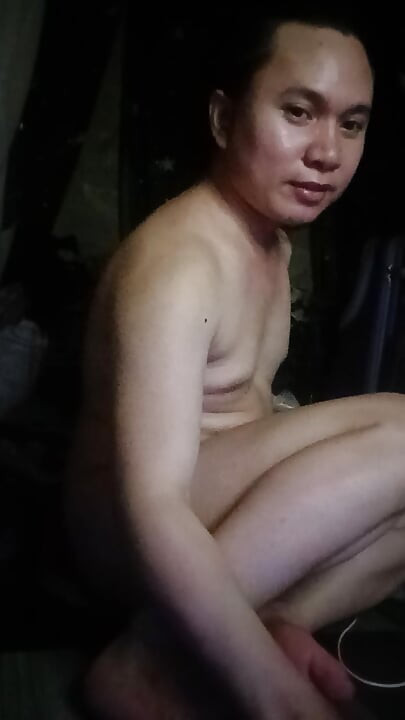 誘惑的なソロトランスパフォーマンス、自信に満ちた官能的な雰囲気