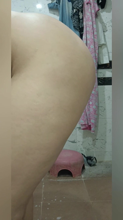 Priya Bhabi gorące mycie ciała w łazience