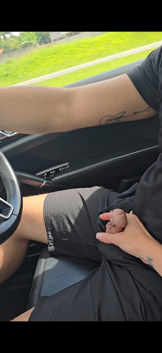 彼が運転する間、私は彼のペニスをギアスティックのように使っています