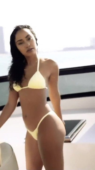 Leigh-anne pinnock luciendo sexy en bikini en un barco