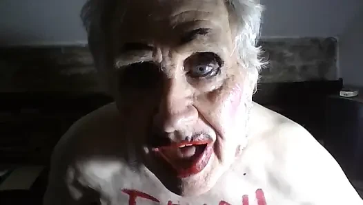 Azgın yaşlı ibne femboy Sarah, klitorisini mastürbasyon yapıyor ve 9 inçlik dildoyla kendini sikiyor