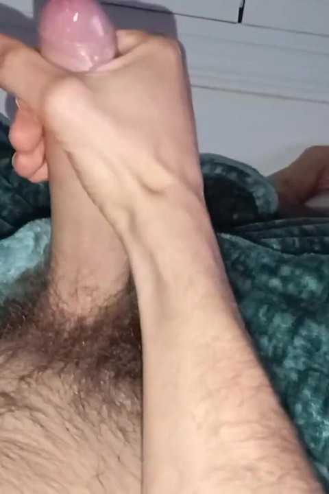 Vil du suge denne kuken mens vi ser en film på sofaen med teppet?