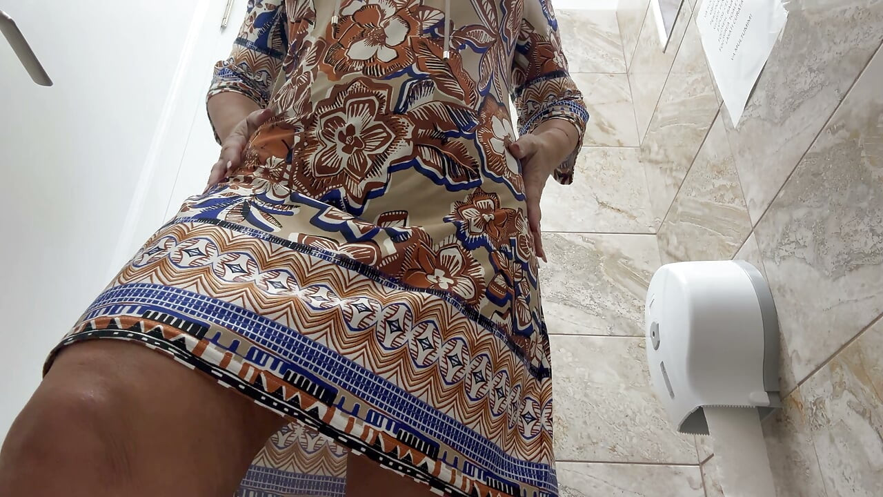 Sexy milf hat intensiven orgasmus in der öffentlichen toilette