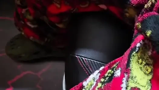 Melove seksi küçük küçük ayakları temizliyor