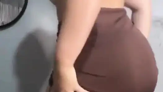 Aku ingin menari seperti ini untukmu jalang yang sangat nakal