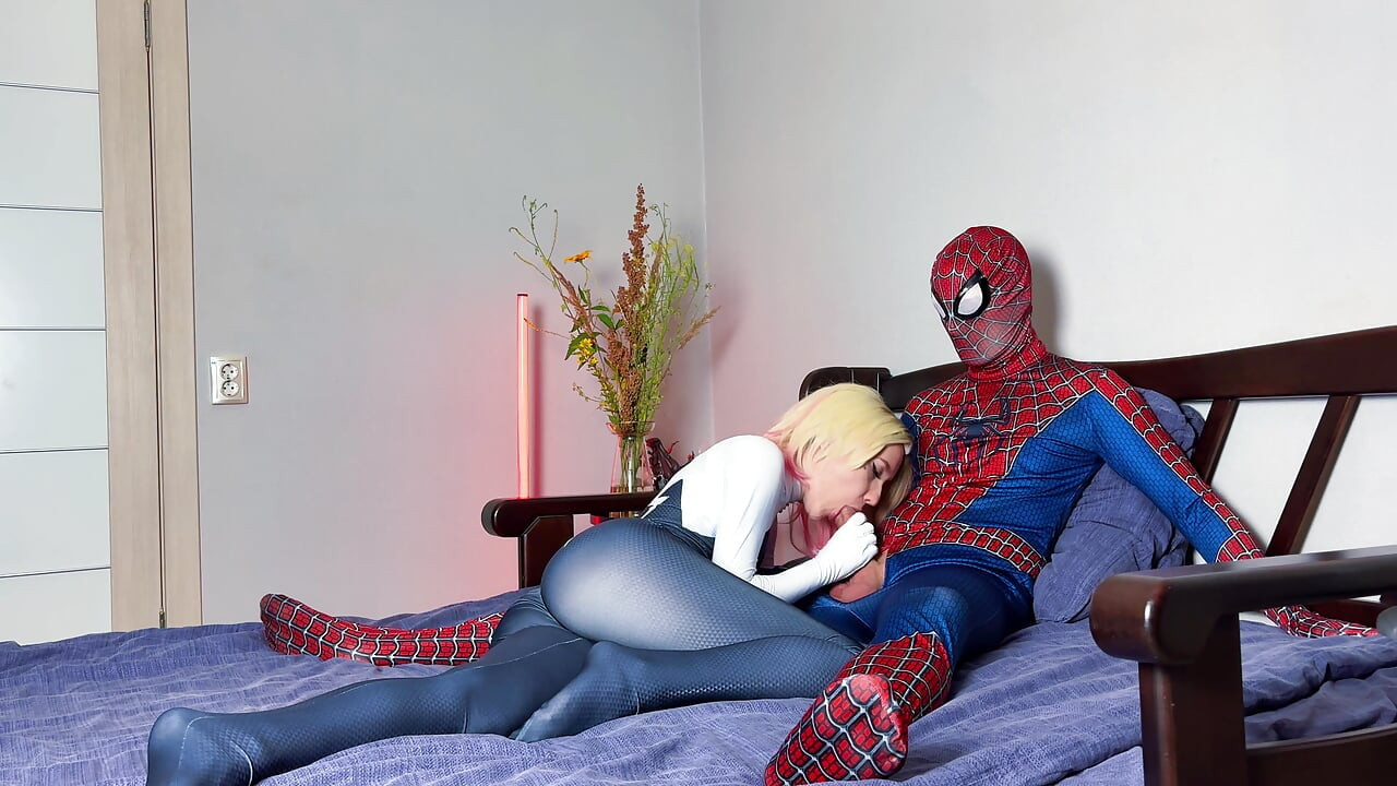 Gwen Stacy ขี่ควยของสไปเดอร์แมน