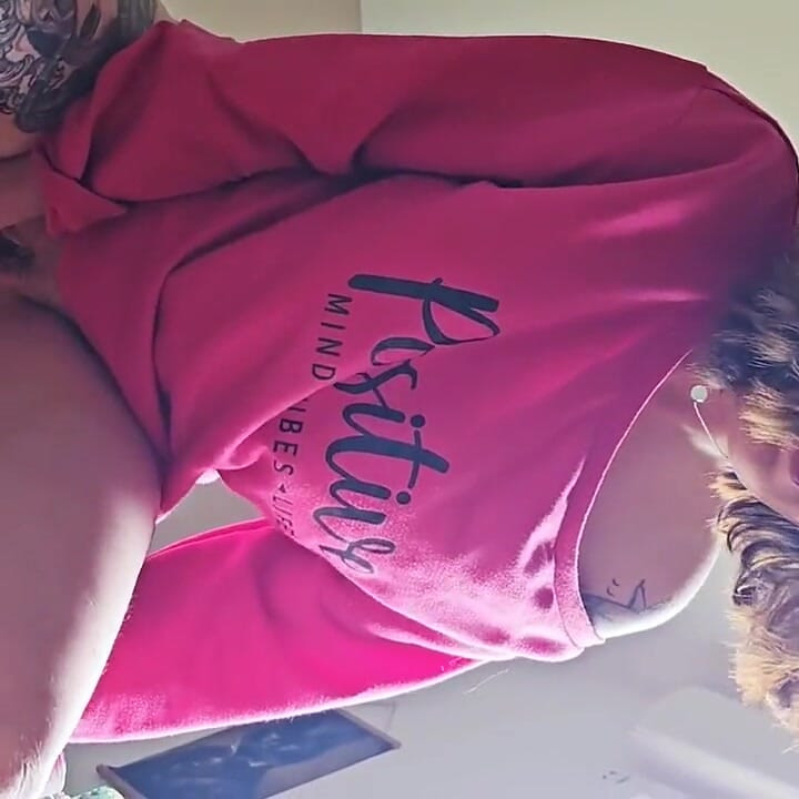 Tanial rozkoszował się swoją cipką i tyłkiem przed ssanie kutasa swojego chłopaka