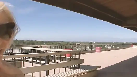 Adegan seks lesbian hot - dua lesbian rambut pirang lagi asik ngentot pakai strap-on baru mereka