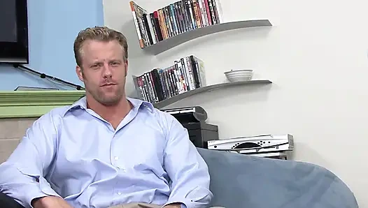 Грудастой крошке-брюнетке кончают в ее рот