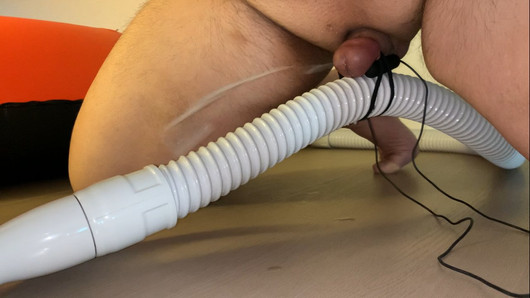 Piccolo pene con vibratore uova che tengono un tubo del vuoto