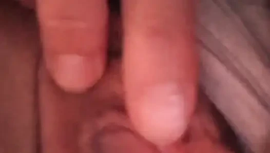 Sinsice doruğa sahip orta yaşlı seksi kadın amcık parmakla tek başına oynuyor