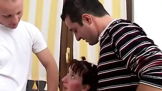 Tatlı genç kız emecek sert yaraklar buluyor - dvd