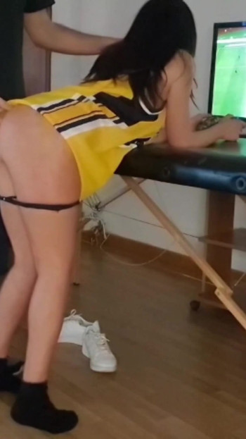 ช่วงเวลาอันโดดเด่นจาก "น้องสาวไม่แท้รักการเล่น ps5 แต่ฉันอยากเย็ด!"