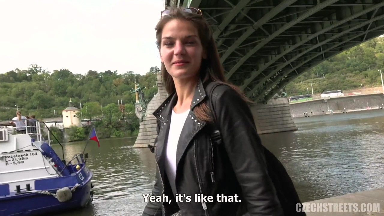 チェコの街 - 史上最もシャイな女の子