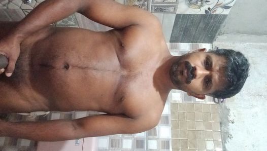 Ragazzo Mallu fa il bagno dopo la masturbazione