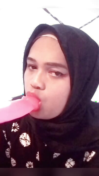Ivvy Hijab Crossdresser, vestindo jeans e depois se masturba