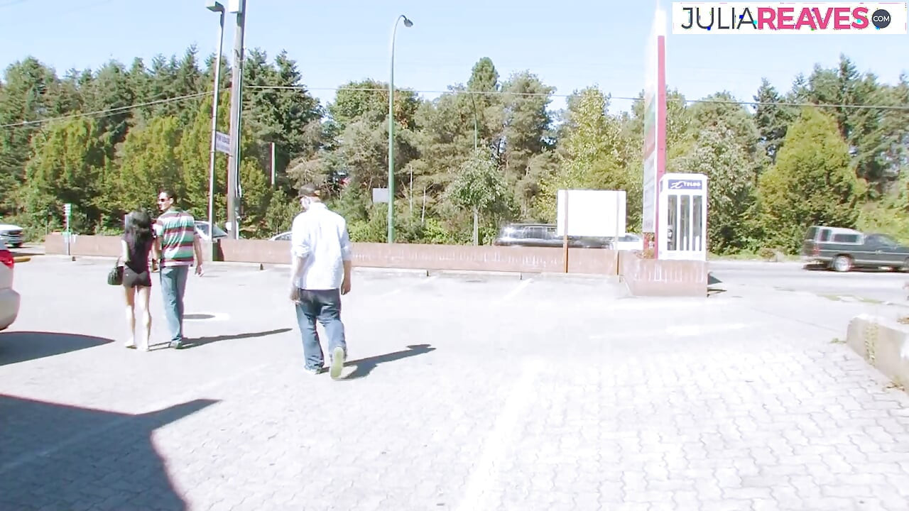 Puta flaca se inclina mientras una enorme polla perfora su coño para una corrida