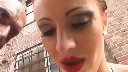 Gimp bekommt seinen großen schwanz von der herrin im freien gerieben