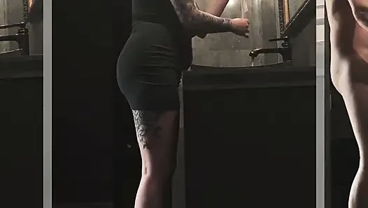 Eine Kamera in Einer Öffentlichen Toilette Erwischt Einen Seltsamen Mann, Der Ein Mädchen Fickt, Das Ihr Höschen Wäscht.